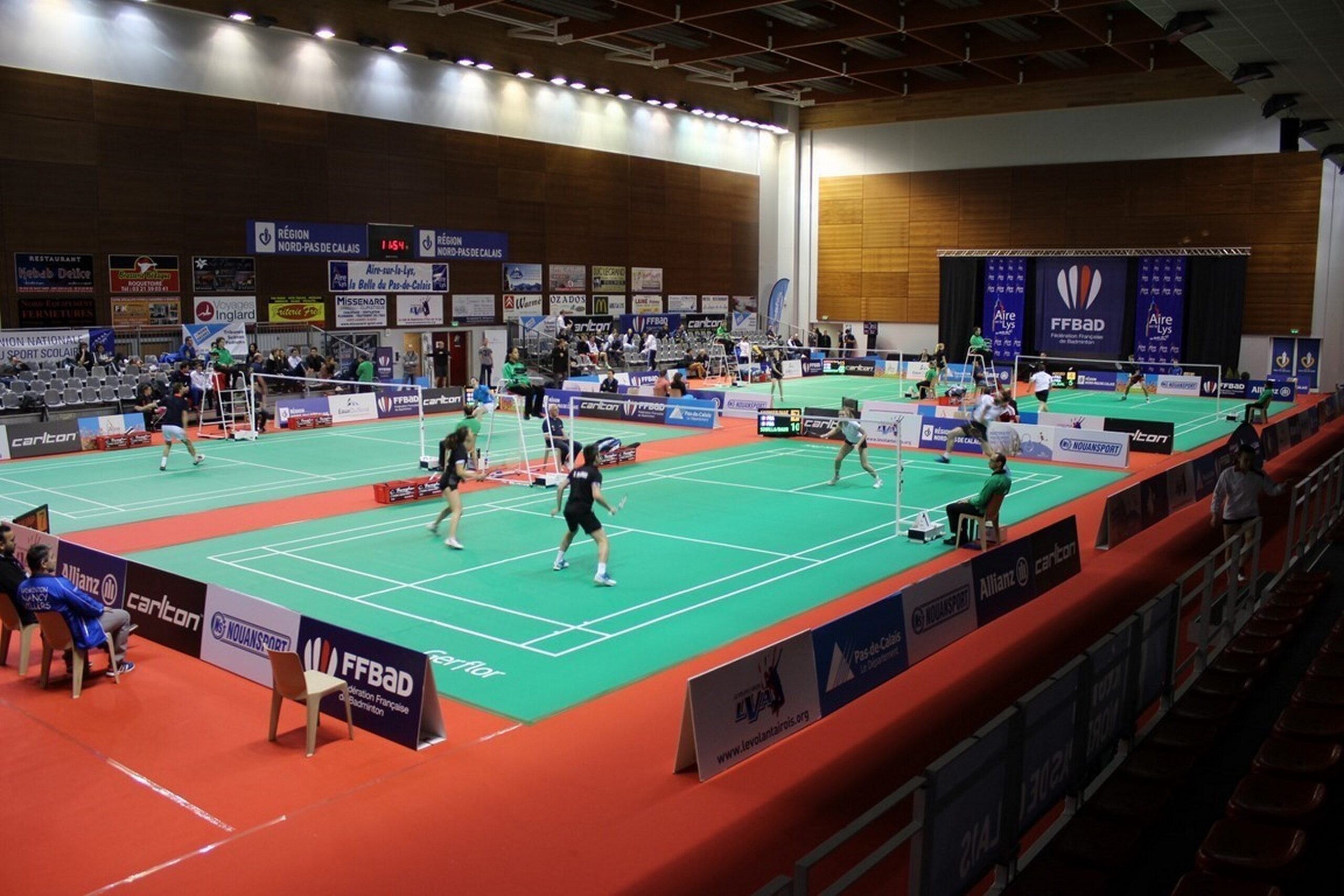 Where can you play badminton in Paris and the Ile-de-France region